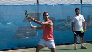 Carlos Alcaraz entrenando al aire libre