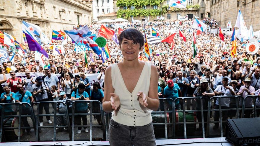 Ana Pontón, en la Praza da Quintana, en Santiago, donde se cerró la manifestación del BNG. | // ÓSCAR CORRAL