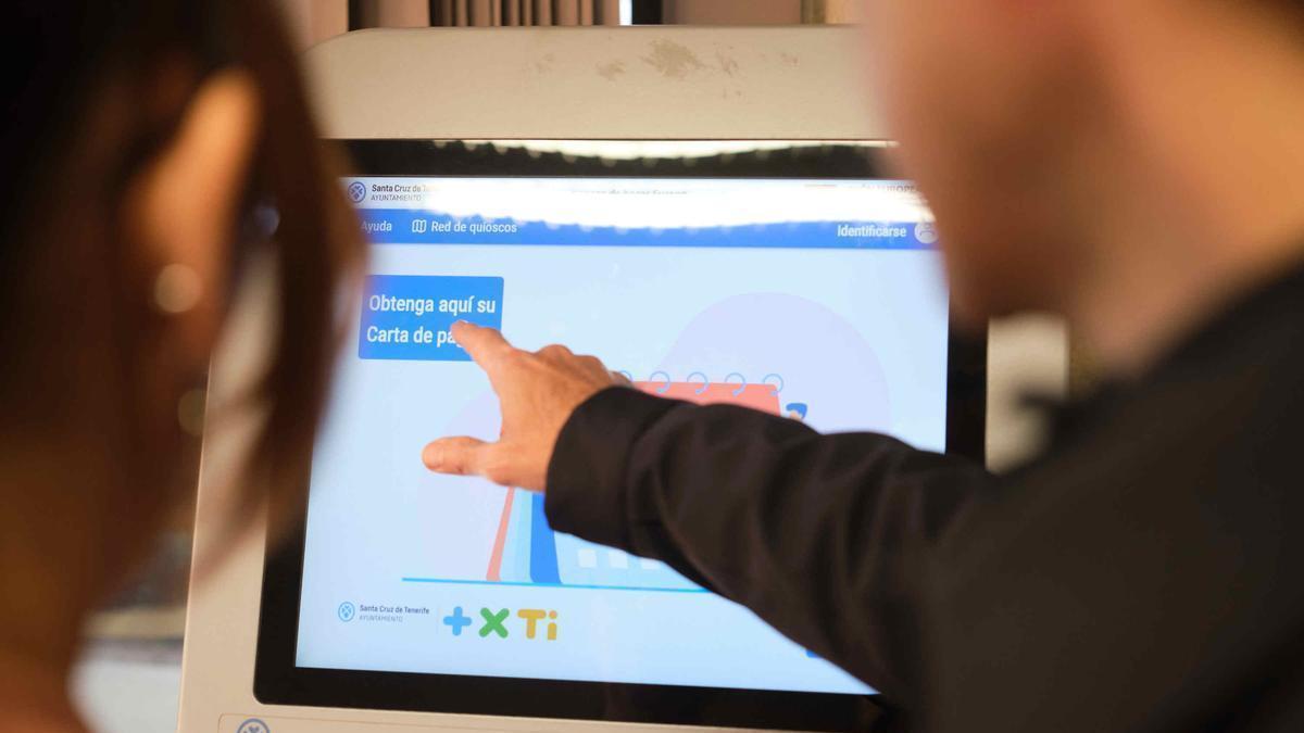 Uno de los quioscos interactivos que ofrece el Ayuntamiento de Santa Cruz.