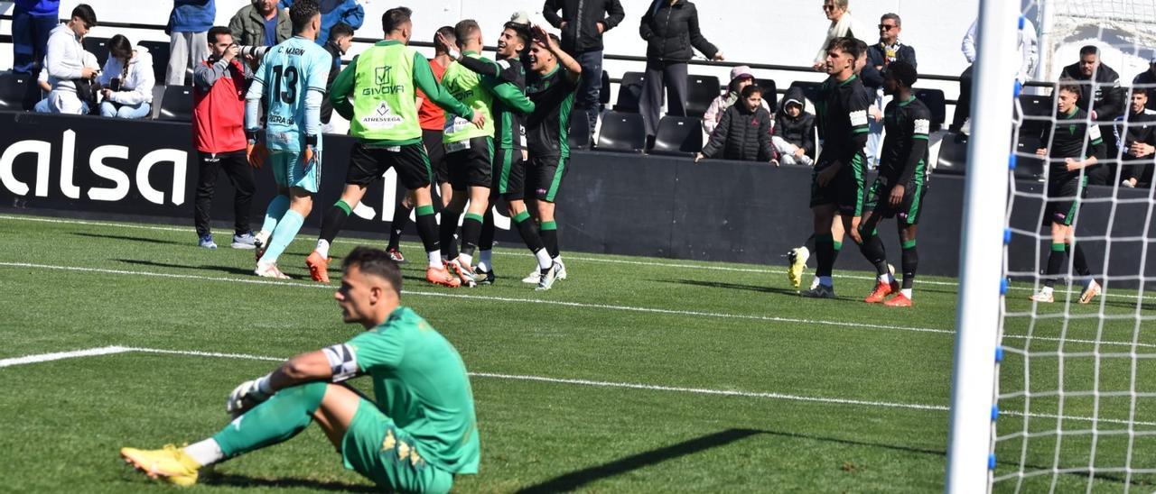 Los jugadores del Córdoba CF celebran el gol del empate, obra de Lapeña, con el portero del Ceuta, Pedro López, en primer plano.