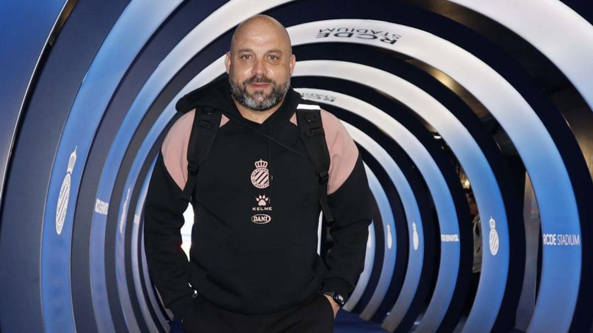 Manolo González, en el túnel de vestuarios del RCDE Stadium.