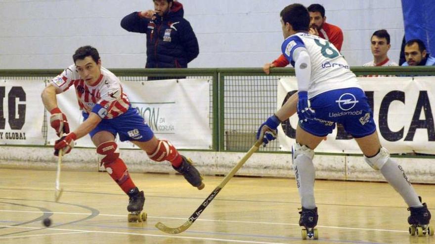 Joan Grasas da un pase ante Lluís Rodero en el último partido en casa del Cerceda que le enfrentó al Lleida.