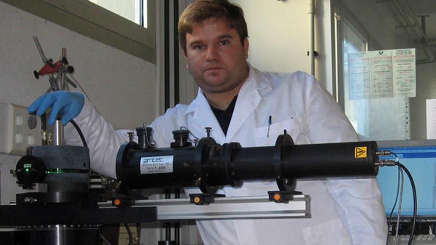 Emilio Castro, en el laboratorio de la Universidade do Minho