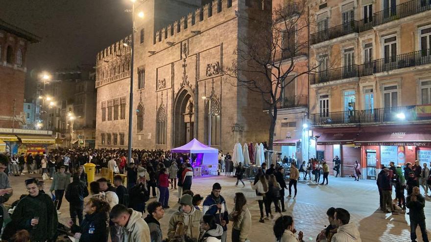 Ambiente en la plaza del Mercado, cuya comisión ha renunciado ya a las verbenas