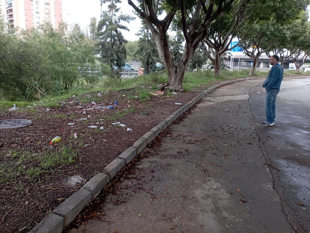 Los vecinos piden aceras y luz en la calle Hamlet.