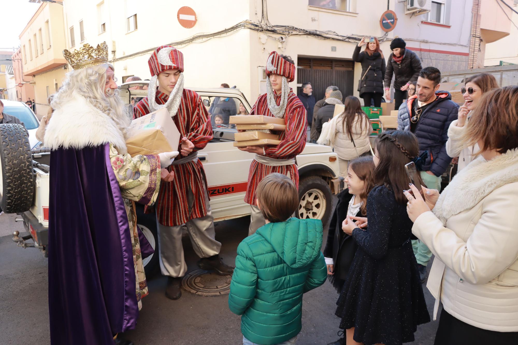 Los Reyes Mayos premian a los vecinos de Vila-real con cientos de regalos en este 2023