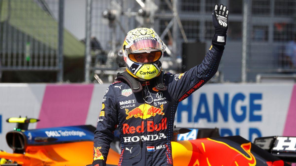 Max Verstappen saluda a los aficionados tras lograr la ’pole’ en el GP de Austria.