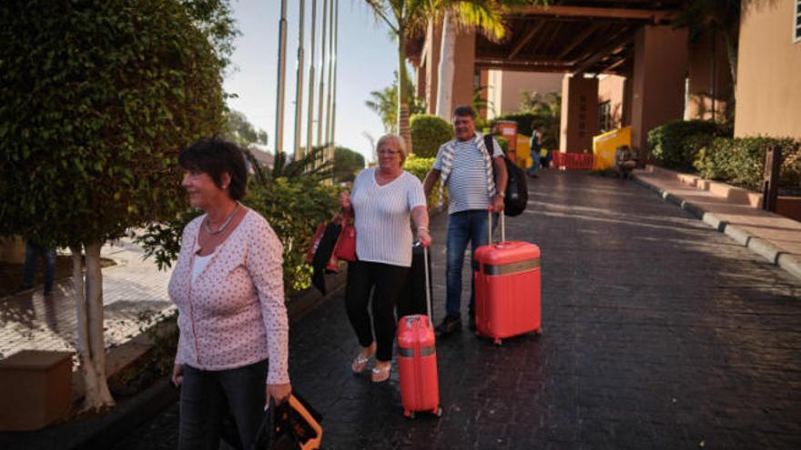 Varios turistas dejan el hotel del sur de la Isla que estuvo en cuarentena por un brote de coronavirus.