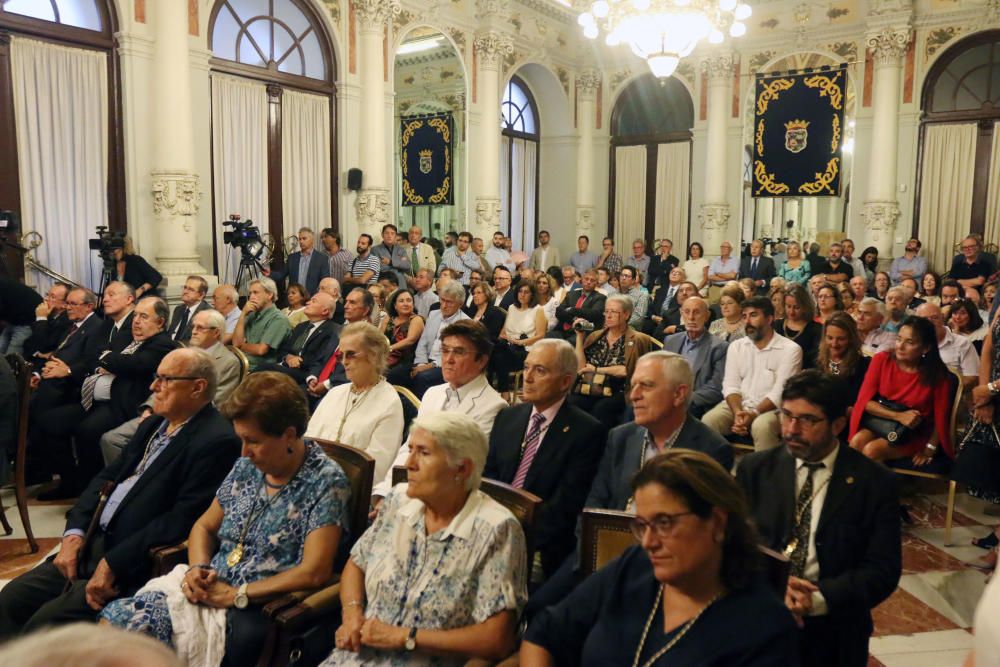 Numerosas personalidades de la política y la cultura malagueña asistieron al acto en el Salón de los Espejos del Ayuntamiento