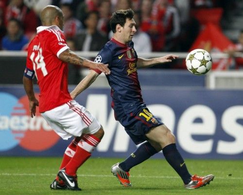 Lionel Messi controla el balón ante el capitán del Benfica Maxi Pereira