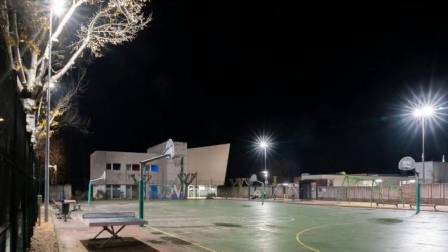 Riudellots de la Selva canvia la il·luminació de la pista de l’escola