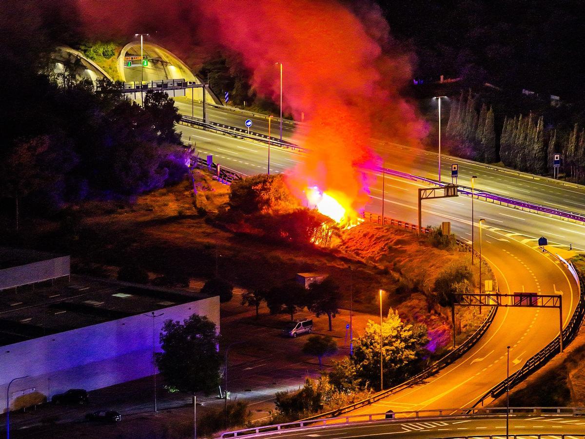 Una llamada al 112 permitió a la Policía Local de Mataró detener al causante de tres focos de incendio junto a la C-32