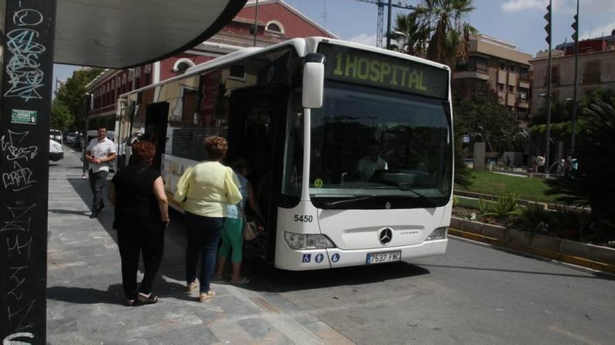 Uno de los autobuses del servicio urbano de Lorca recoge a varios viajeros.