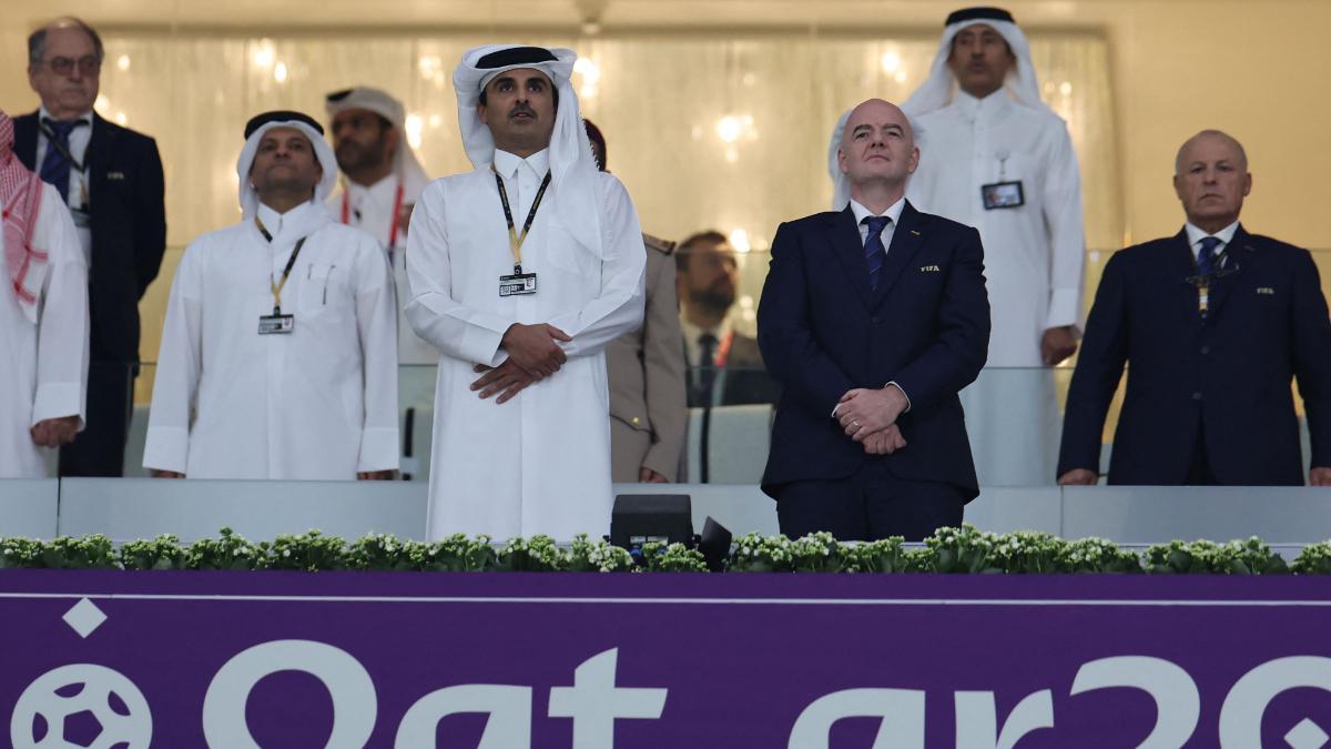 El emir de Qatar, Tamim bin Hamad al-Thani, junto a Gianni Infantino durante el Mundial de Qatar 2022