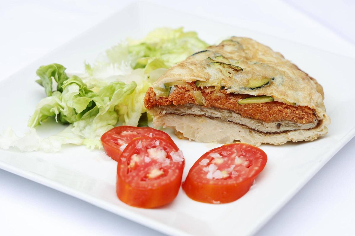 Pastís de truita, un dels primers cuinats pel restaurant.