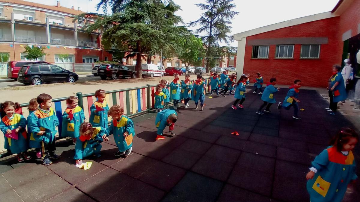 Los alumnos de Infantil de Trilema, en el patio.