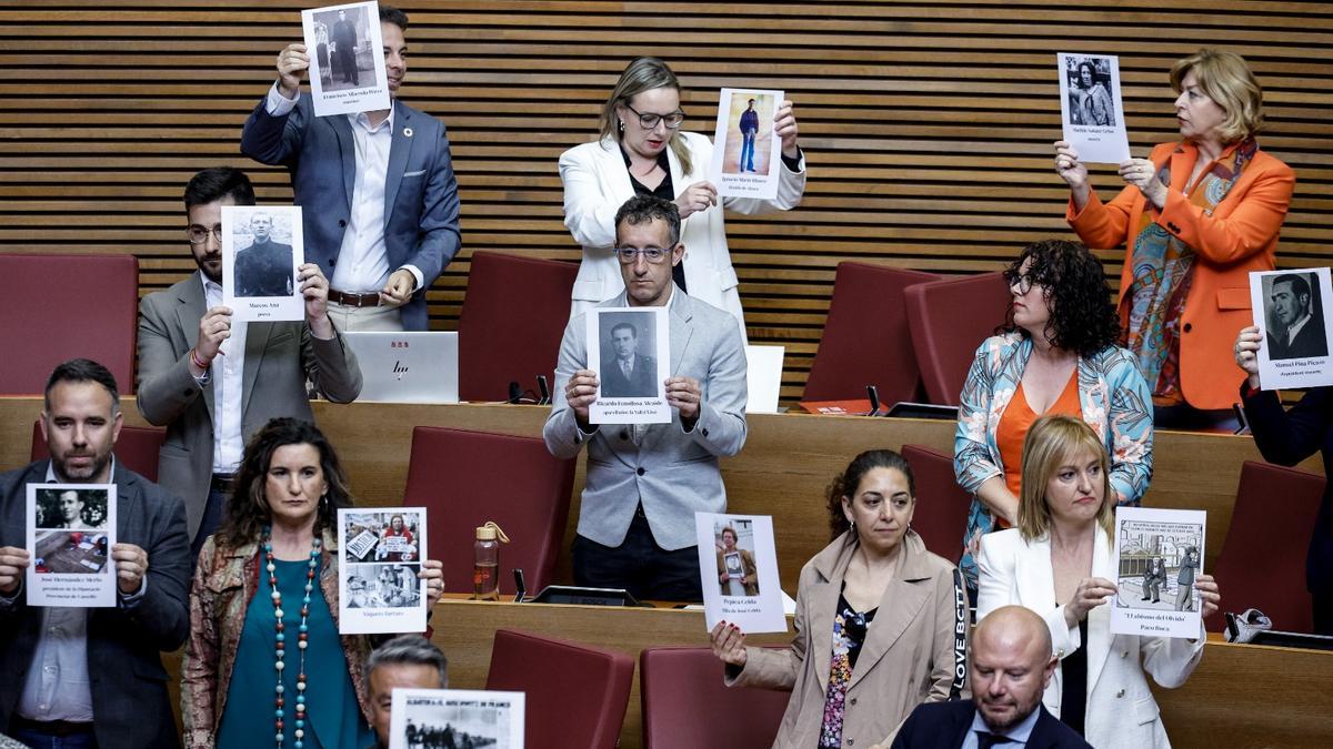 Fotografías de represaliados y ropa de luto en las Corts por &quot;un día negro&quot;