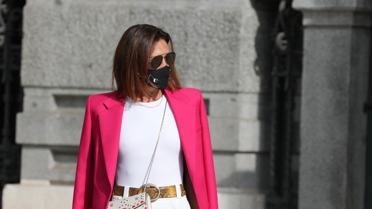 Nieves Álvarez con americana fucsia en la presentación de la exposición sobre la obra del artista Fernando Botero en Madrid