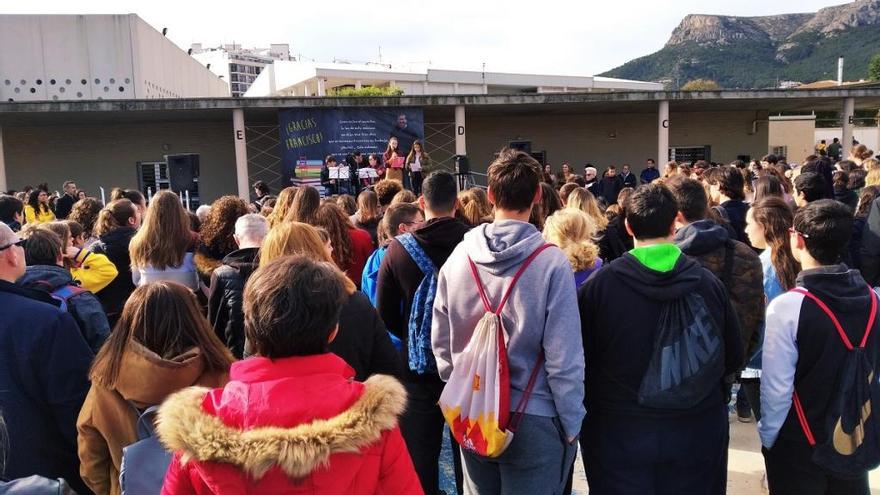 Dos alumnas de bachillerato rememoran la pasión por la enseñanza de Francisco Ulldemolins.