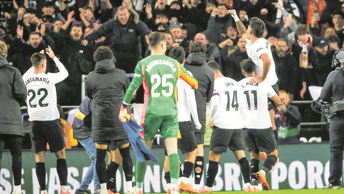 Los jugadores del Valencia CF celebran ante su afición el triunfo en Mestalla contra el Levante UD.