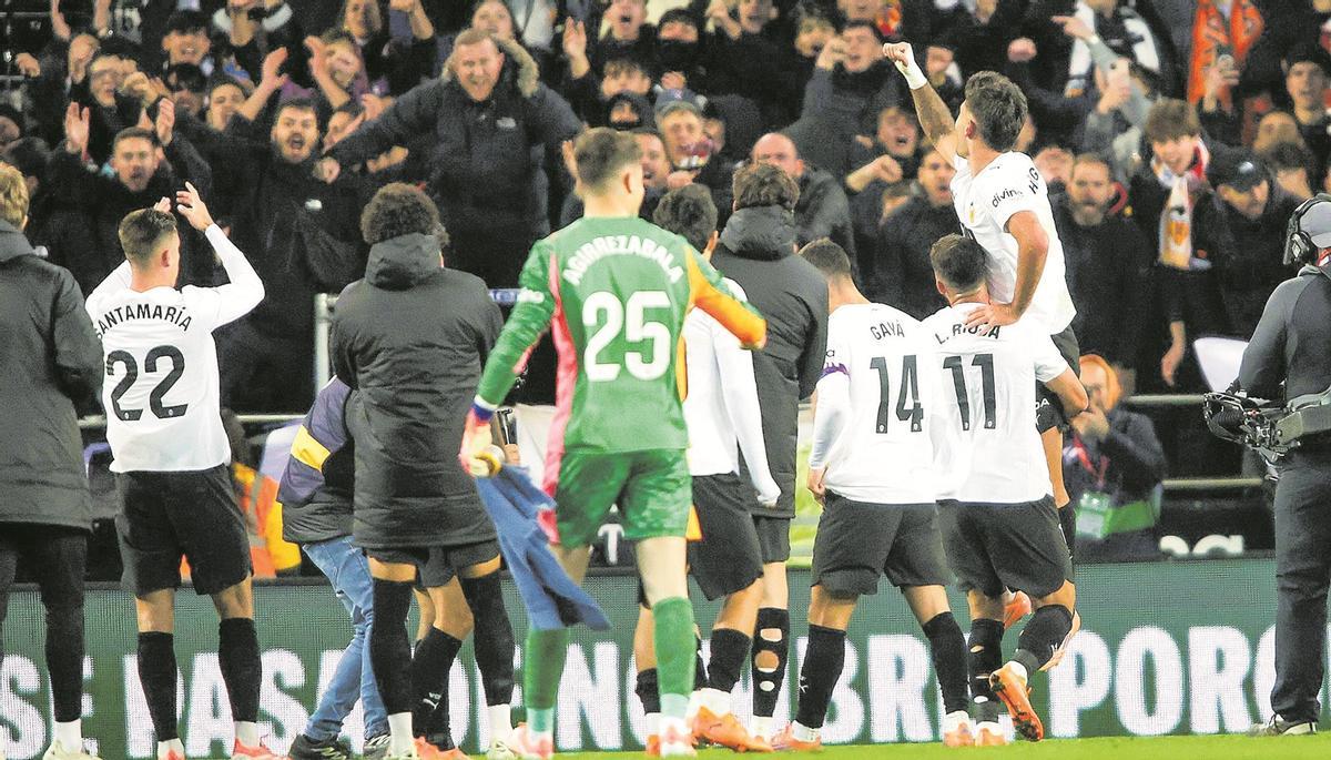Los jugadores del Valencia CF celebran ante su afición el triunfo en Mestalla contra el Levante UD.