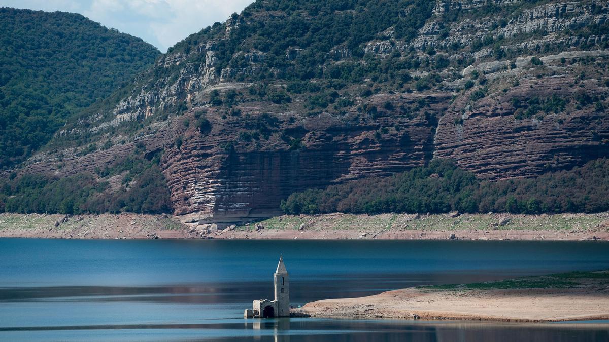 Vista general del pantano de Sau (Vilanova de Sau, Girona), el 23 de agosto del 2022, con las ruinas de la iglesia de Sant Romà de Sau al descubierto, debido al bajo nivel del agua.