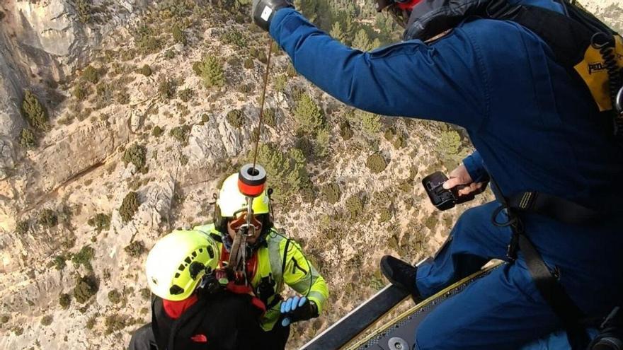 Vídeo: Espectacular rescate de un hombre que había sufrido una caída de unos 4 metros en una vía ferrata de Castellón