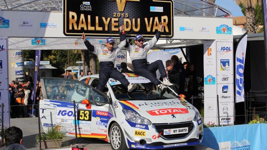 Cándido Carrera (izqda.) y José Antonio Suárez, en el podio del Rallye du Var. // A. Novoa