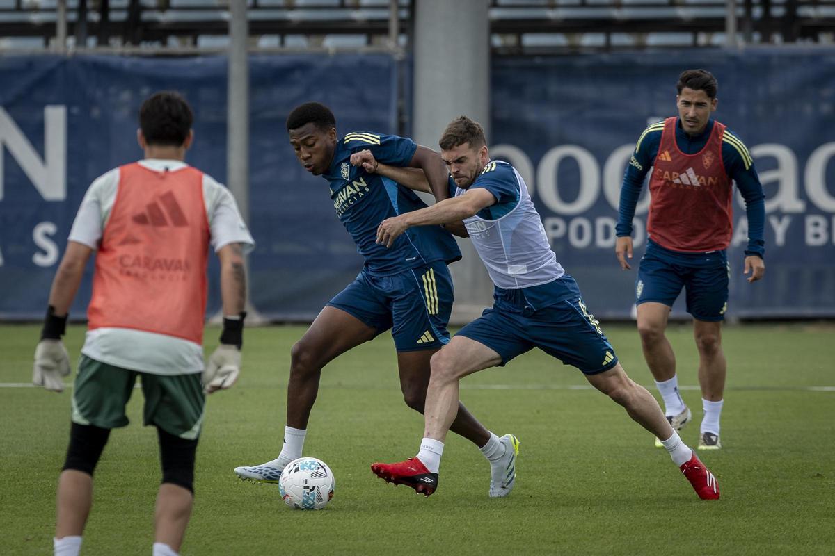 Gomes y Soberón pugnan por un balón en un entrenamiento.