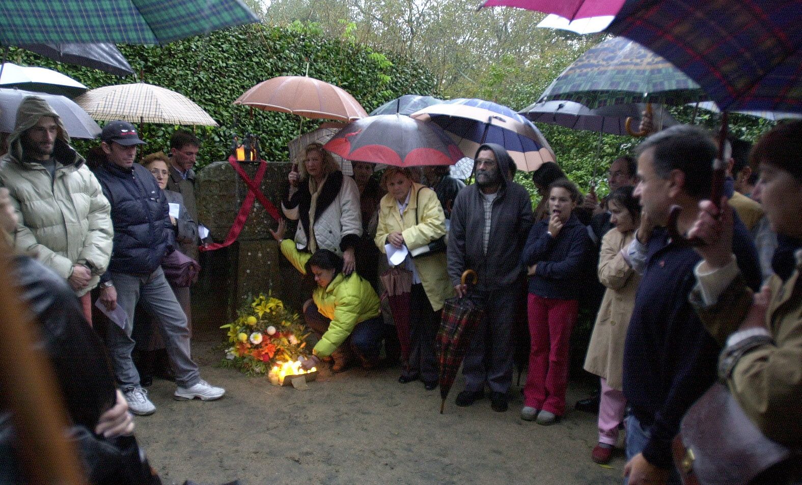 Acto en recuerdo a las víctimas del VIH Sida en los jardines del Museo Quiñones de León de Castrelos organizado por el colectivo de apoyo Imán en 2002