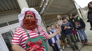 El "Capitán Mareas" atraca en la rula de Avilés para acercar la pesca a los escolares: "Comer pescado te hace feliz"