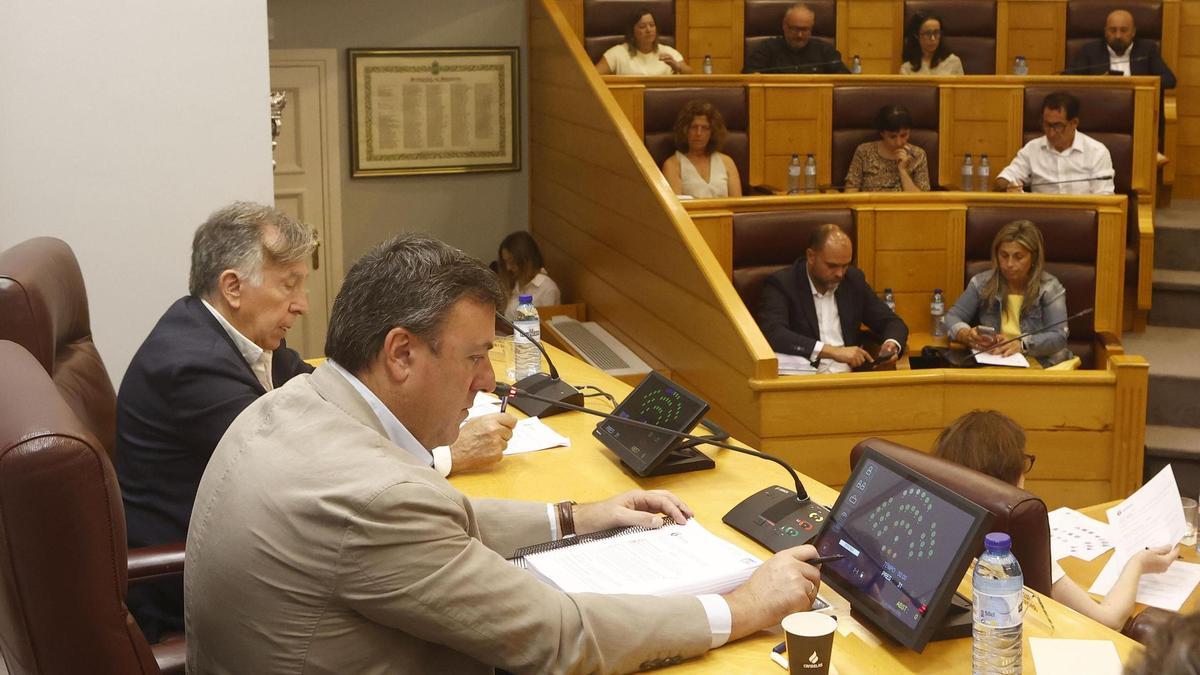 O presidente da Deputación, Valentín González, en primeiro plano, na sesión plenaria deste venres.