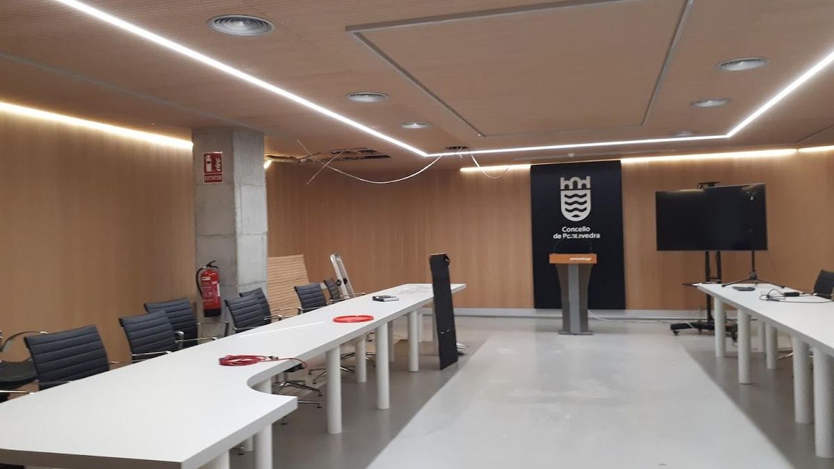 La inundación inutilizó la sala de Prensa del Concello.