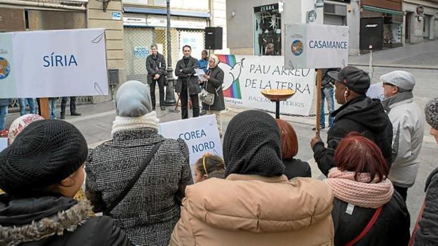 Assistents a la concentració escoltant el manifest que es va llegir