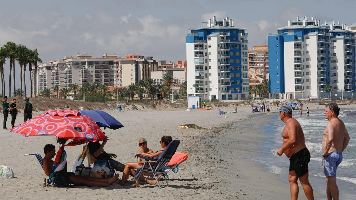 El cadáver de una persona víctima del naufragio de una patera en una playa de Murcia.
