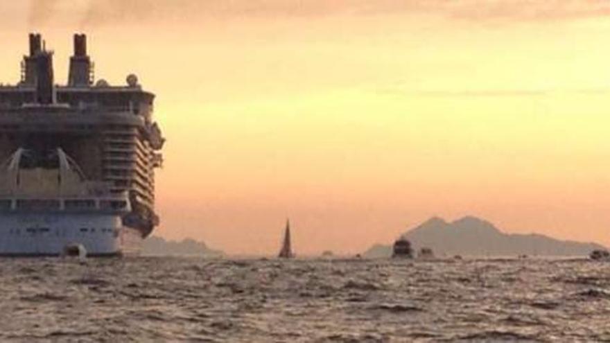 El &quot;Oasis of the Seas&quot;, con las Cíes al fondo, en su salida de la ría el pasado sábado.