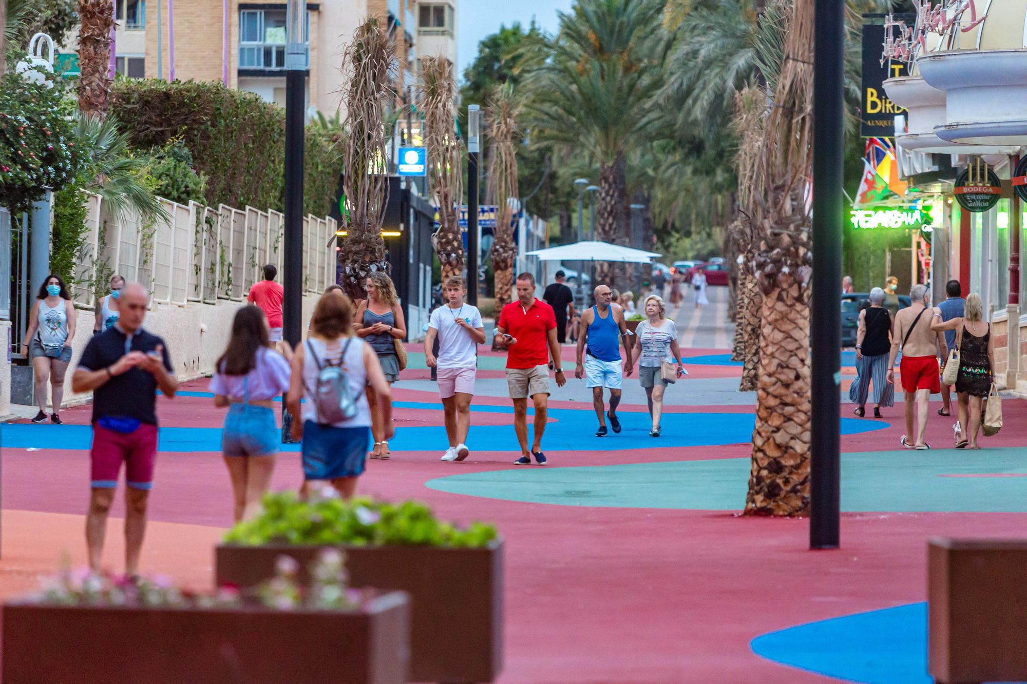 La zona británica de Benidorm retoma el pulso: este es el aspecto que presentan sus calles