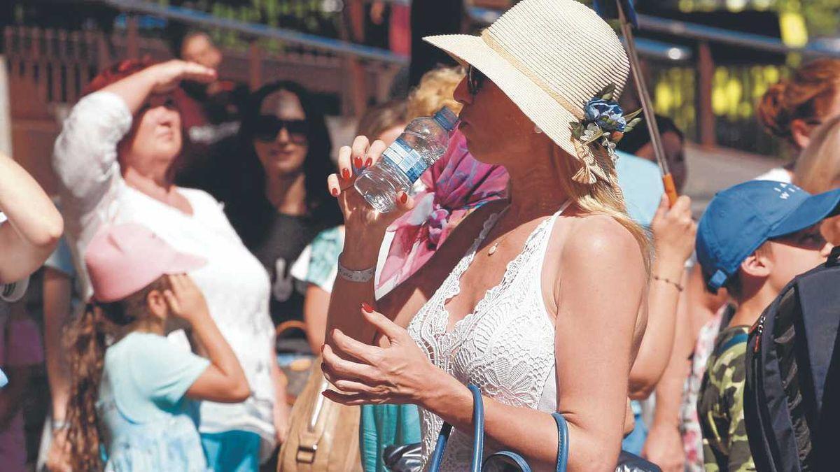 Una dona beu aigua durant un festival