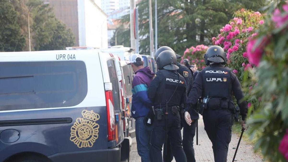 La Policía carga contra los manifestantes ante la Xunta por el conflicto de la mejilla.