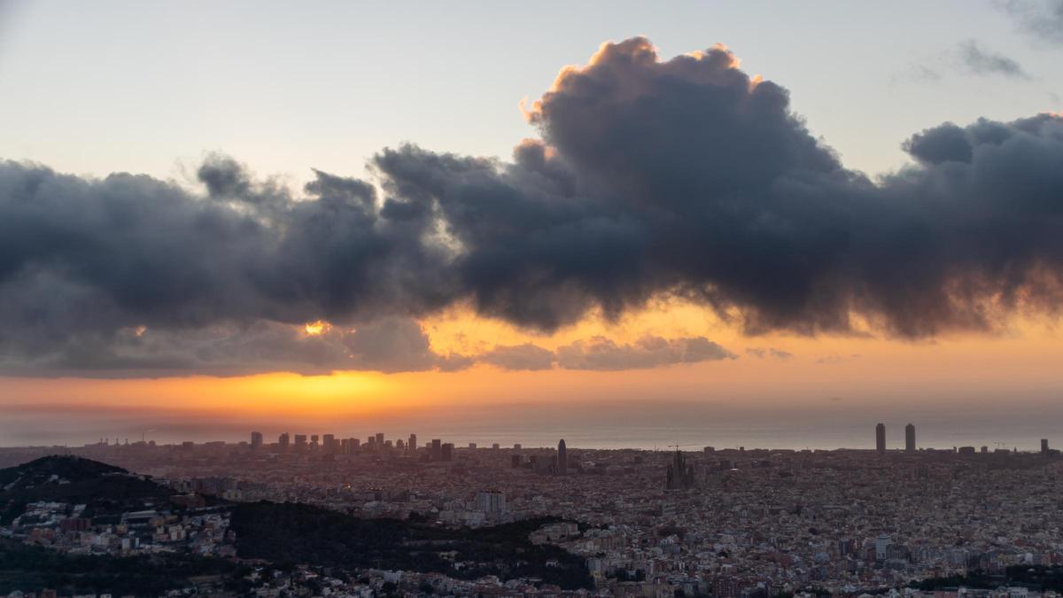 Nubes matinales inofensivas sobre la costa central de Barcelona, el 6 de marzo del 2024