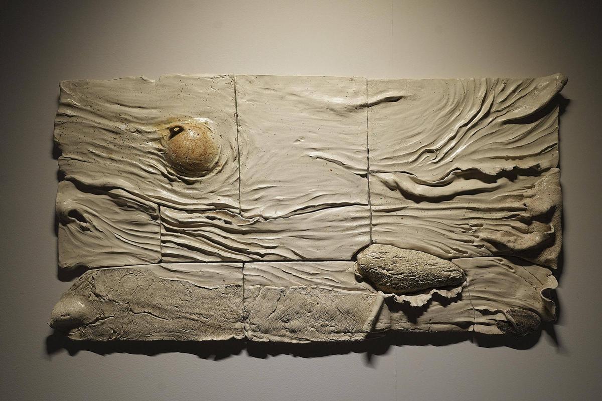 Una de les peces ceràmiques de la mostra a Les Bernardes, a Salt.