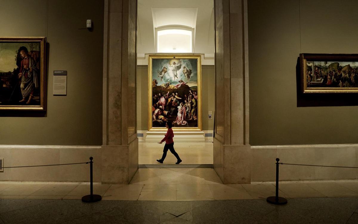 Una de las salas del Prado, antes de la apertura del museo a los visitantes.