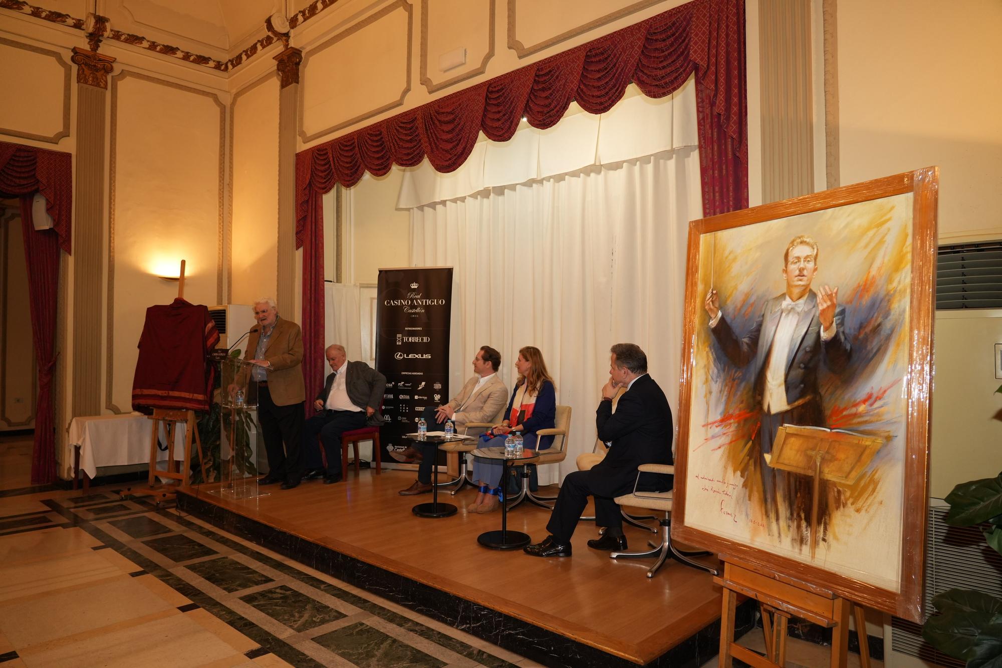 El pintor Forner entrega su retrato al maestro Tebar en el Casino Antiguo de Castelló