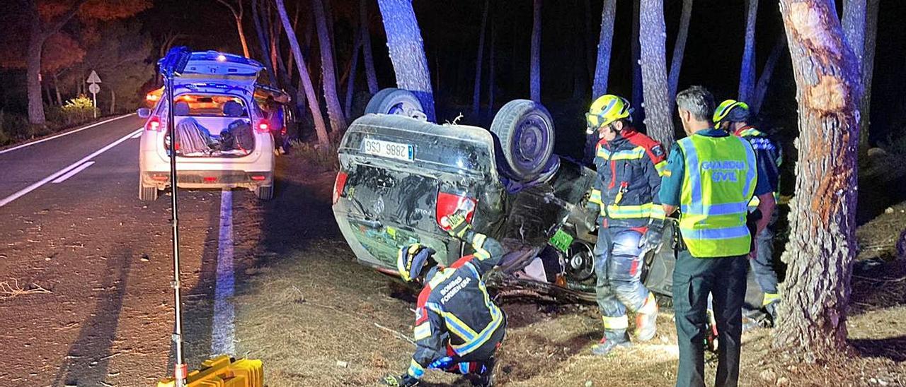 Los bomberos trabajando en el accidente de ayer en Formentera. | D. I.