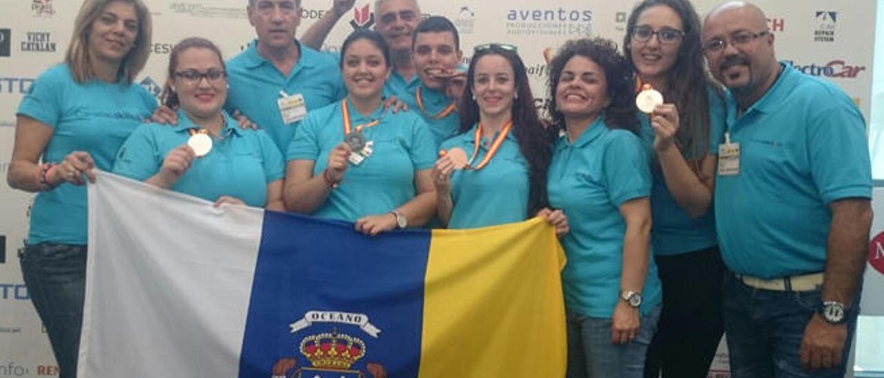 Los estudiantes canarios de FP lucen las medallas conquistadas, junto a sus profesores, ayer en Madrid.