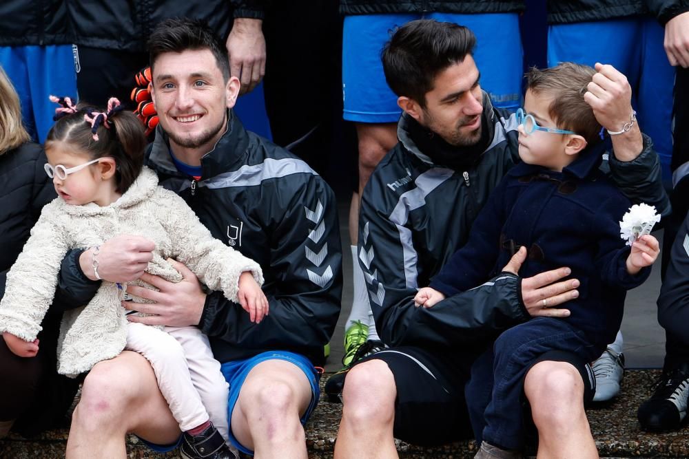 Visita de representantes de la fundación "Mia o que hago" en el Requexón y la plantilla del Real Oviedo