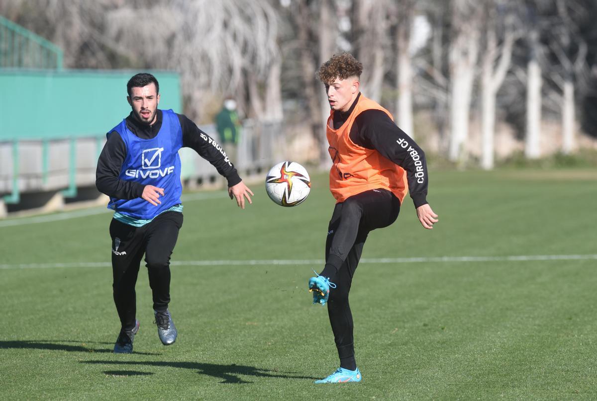 Carlos Puga y Simo, durante un entreno del Córdoba CF, esta temporada.