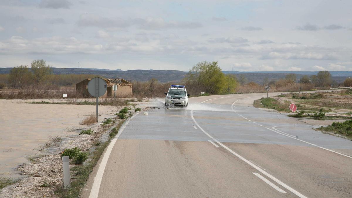 Imágenes de archivo de una riada del Ebro a su paso por Quinto en el año 2007.