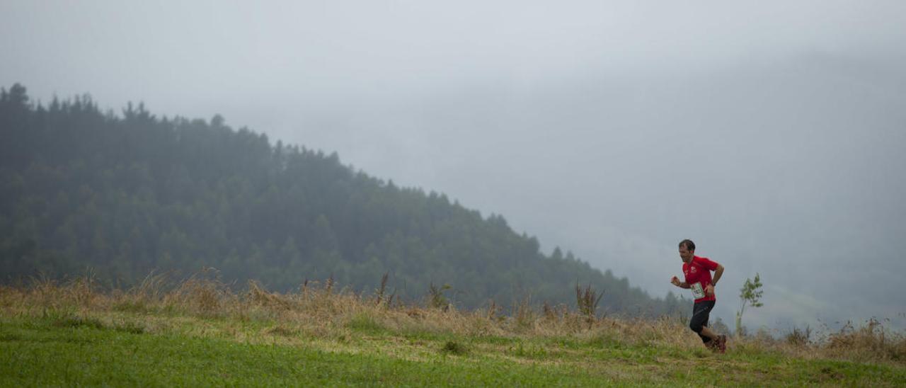 Un deportista en una carrera de montaña por el Monte Deva, el año pasado