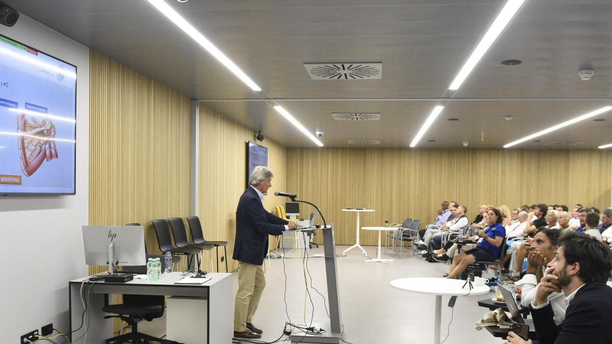 El doctor Ángel Ruiz Cotorro en una ponencia durante el STMS World Congress de medicina del Tenis